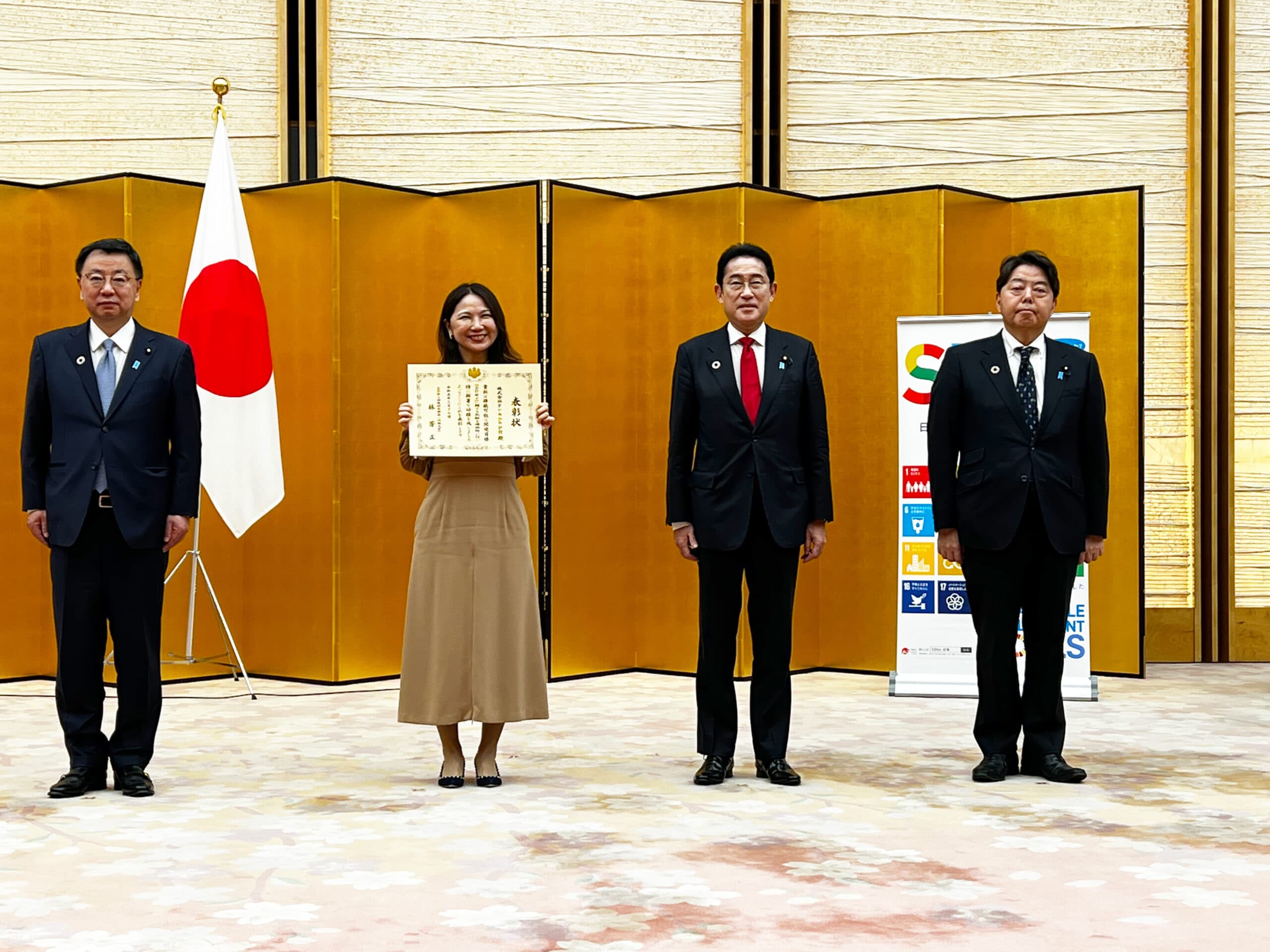 第6回ジャパンSDGsアワード授賞式で岸田文雄元内閣総理大臣と並ぶFrankPR代表の松尾